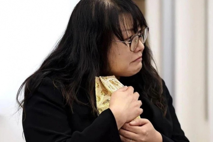 Cô Chiyumi ôm chiếc túi đựng những gì còn lại của con gái nhỏ. Ảnh: The Yomiuri Shimbun.