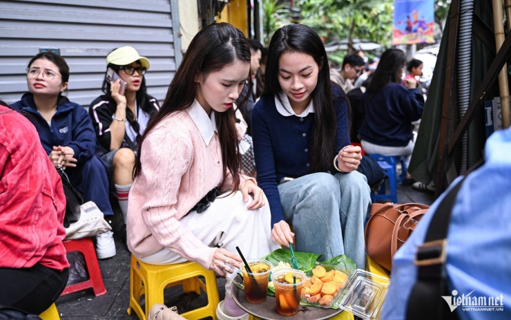 Hồng Thảo và bạn thưởng thức bữa sáng "chuẩn vị mùa thu Hà Nội"