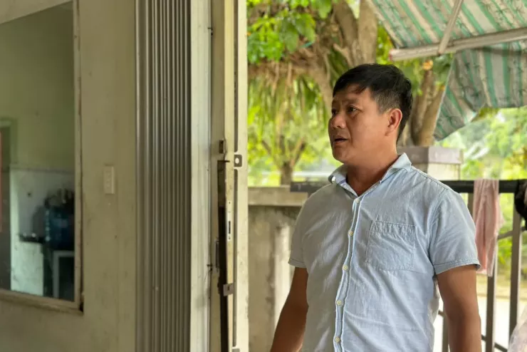 Ông Võ Công Chính đứng trong ngôi nhà của chính mình mà người khác đang sử dụng. Ảnh: TN