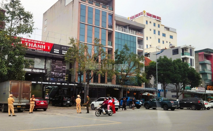 Việc khám xét nhà ông N.X.B. nằm ngay trên đường Dương Đình Nghệ, đối diện ga Thanh Hóa đã gây sự chú ý của người dân địa phương