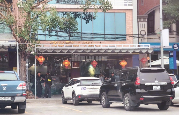 Nhiều cảnh sát phong tỏa, hiện diện tại nhà của một doanh nhân ở Thanh Hóa