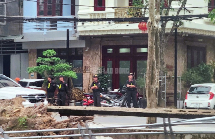 Một ngôi nhà khác trên phố Triệu Quốc Đạt cũng có nhiều cảnh sát phong tỏa