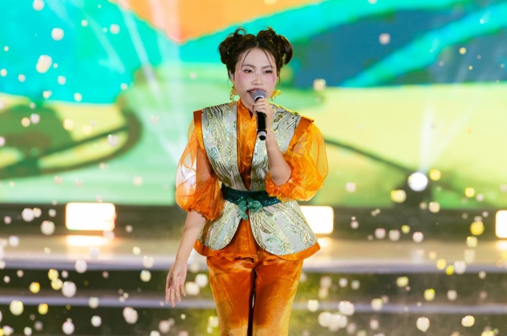 Ca sĩ Phương Mỹ Chi biểu diễn loạt ca khúc 'Đẩy xe bò', 'Vũ trụ có anh', 'Made in Vietnam' trong chung kết Hoa hậu Sinh viên Việt Nam 2025.