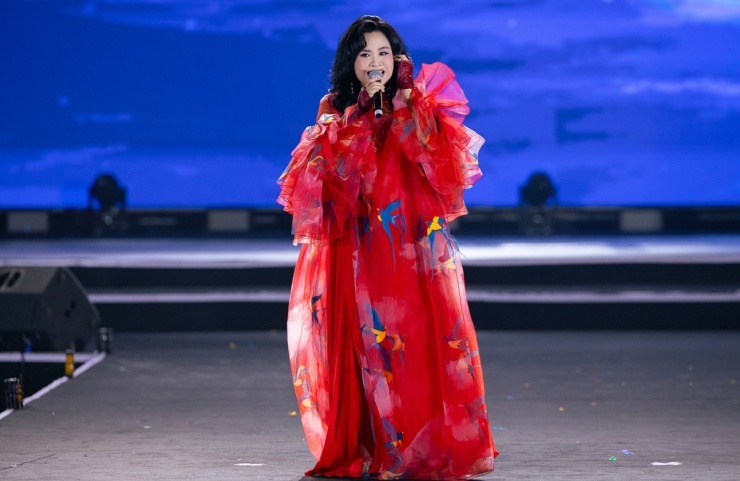 Diva Thanh Lam mặc trang phục cầu kỳ, nổi bật hát 'Giọt nắng bên thềm', 'Cho em một ngày'.