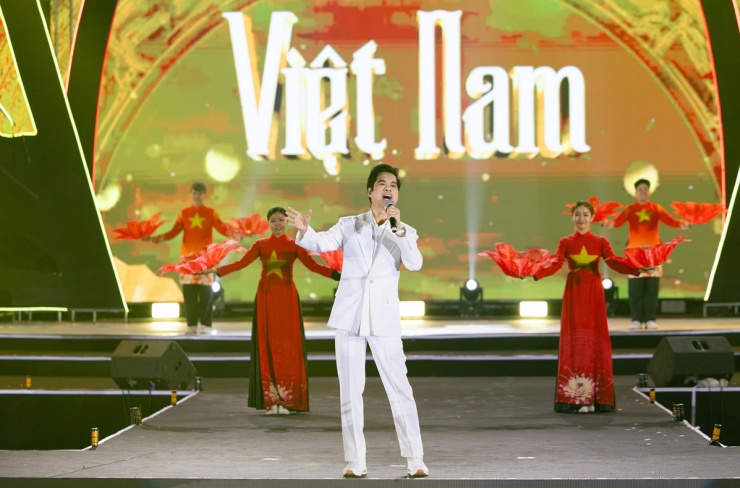 Ngọc Sơn cùng nhóm múa mang tới tiết mục 'Yêu dân tộc Việt Nam' và 'Thương lắm mình ơi'.