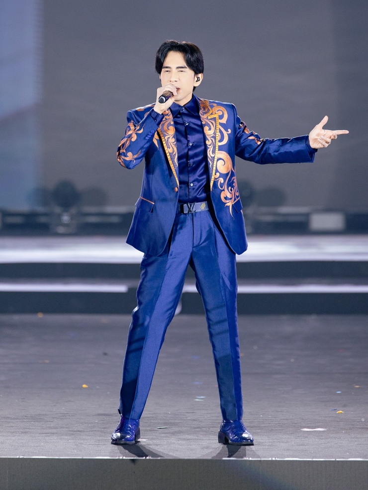 'Anh Bo' biến hóa hình ảnh khi thay áo dài mặc suit, hát 'Tình đơn phương', 'Tình khúc vàng', 'Mãi mãi một tình yêu', 'Ảo mộng tình yêu'.