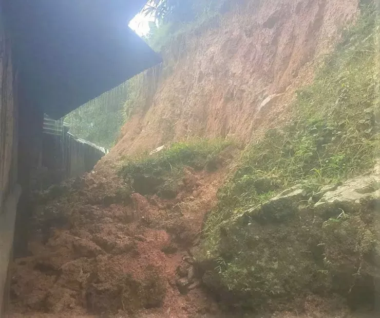 Ông Lê Hải Lâm, Chủ tịch UBND xã Xốp, cho biết từ ngày 25-10 đến nay mưa lớn đã gây sạt lở nhiều nơi trên tuyến. Nước sông, suối dâng cao có nguy cơ gây ngập úng hoa màu. Chính quyền địa phương đang kiểm tra, chủ động phương án ứng phó.
