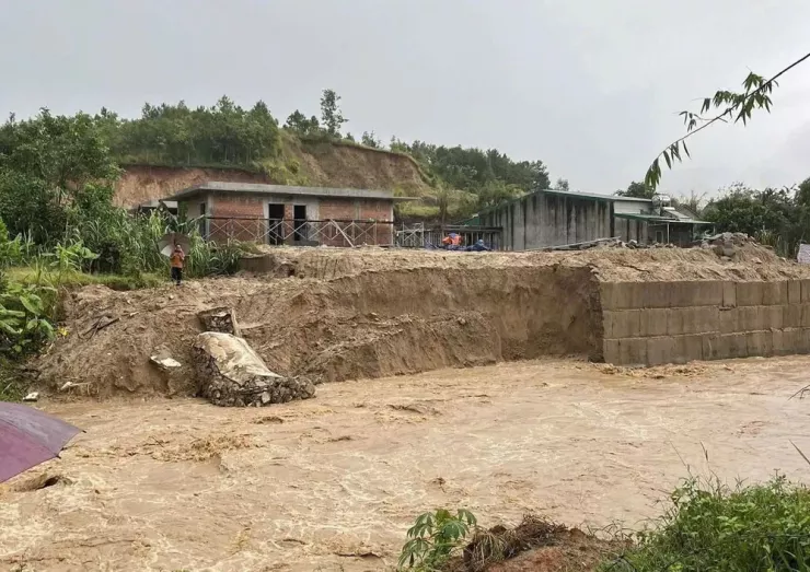 Tại xã Ngọc Linh, tuyến Ngọc Hoàng - Măng Bút - Tu Mơ Rông - Ngọc Linh cùng các đường liên thôn xuất hiện nhiều điểm sạt lở, chia cắt giao thông. Hai ngôi nhà bị sạt móng, chính quyền đã di dời người và tài sản đến nơi an toàn.