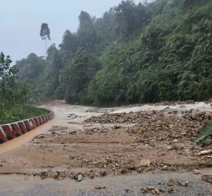 Trên tuyến đường Hồ Chí Minh đoạn qua Quảng Ngãi, mưa lớn gây sạt lở, đất đá tràn xuống đường, hàng trăm phương tiện phải dừng chờ nhiều giờ. Lực lượng chức năng đã huy động máy móc san gạt, đến 14 giờ cùng ngày đã thông tuyến qua đèo Lò Xo, nối Quảng Ngãi với TP Đà Nẵng.