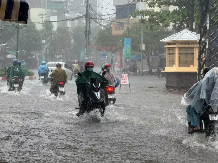 Từ rạng sáng, mưa lớn cũng gây ngập cục bộ tại nhiều tuyến đường ở TP Quảng Ngãi như Nghĩa Lộ, Cẩm Thành…, khiến việc lưu thông của người dân gặp khó khăn.