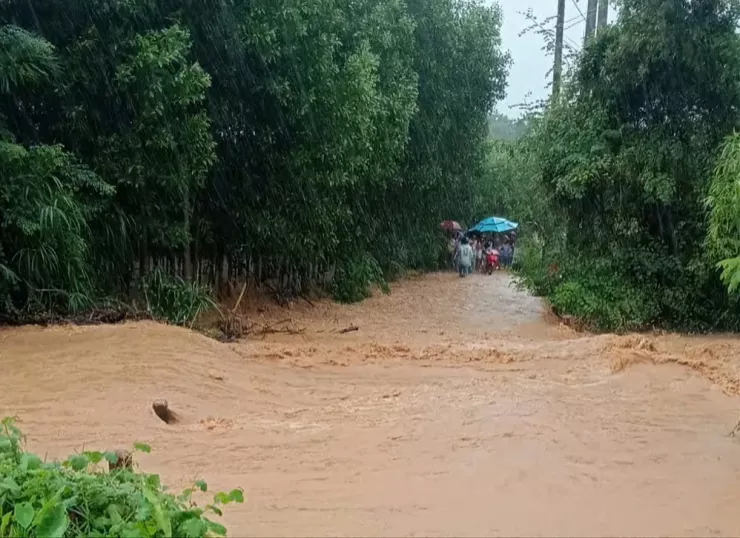 Theo Trung tâm Dự báo Khí tượng Thủy văn quốc gia, do ảnh hưởng không khí lạnh kết hợp dải hội tụ nhiệt đới và gió đông, miền Trung tiếp tục mưa lớn, lượng mưa phổ biến 150–350 mm, cục bộ trên 500 mm, kéo dài đến hết tháng 10.