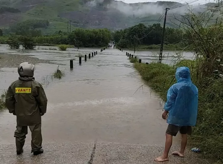 Tại các xã phía Đông Quảng Ngãi, mưa lớn gây sạt lở tại nhiều khu vực, tuyến đường. Ở xã Thanh Bồng, đất sạt tại eo Tà Mỏ, thôn Môn và đoạn Km72–Km77, khiến giao thông ách tắc. Chính quyền cắm biển cảnh báo, hạn chế người dân qua lại.