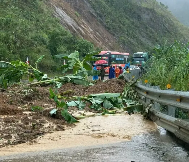 Sạt lở gây ách tắc trên đèo Lò Xo.