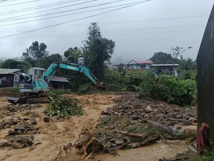 Mưa lũ đã làm hư hỏng 2 căn nhà ở xã Tây Trà; sạt lở hội trường thôn Đông Sông, xã Đăk Plô với chiều dài khoảng 13m, sâu 3m; 30,5 ha diện tích đất canh tác bị sa bồi, thủy phá. Tại xã Xốp, mưa lũ gây hư hỏng một số đập đầu mối, đường kênh dẫn nước; đường ống nước sinh hoạt bị hư hỏng, cuốn trôi khoảng 300m, loại đường kính 50 tại điểm Thôn Mô Mam.