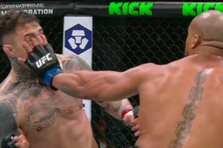 UFC hủy trận tranh đai hạng nặng vì pha móc mắt