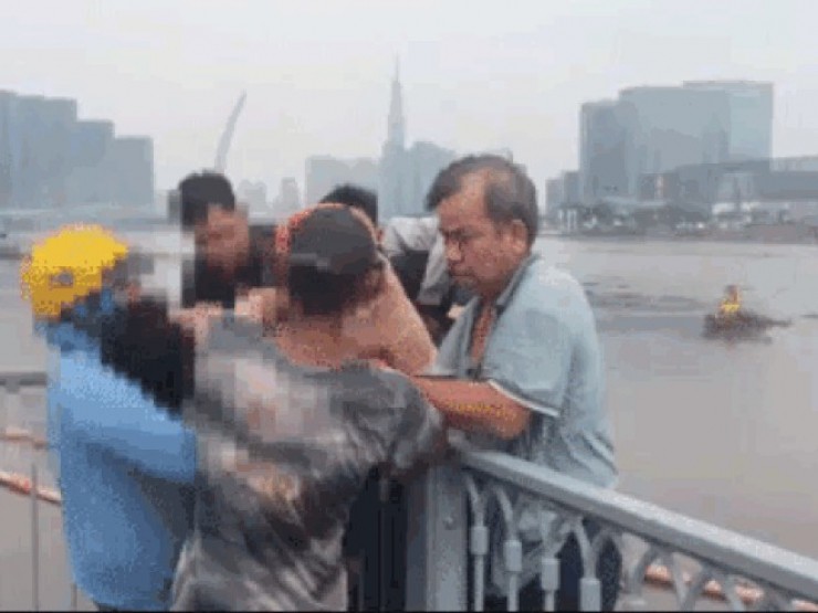Nhiều phút căng thẳng ngăn nam thanh niên định nhảy sông tự tử ở phường Sài Gòn