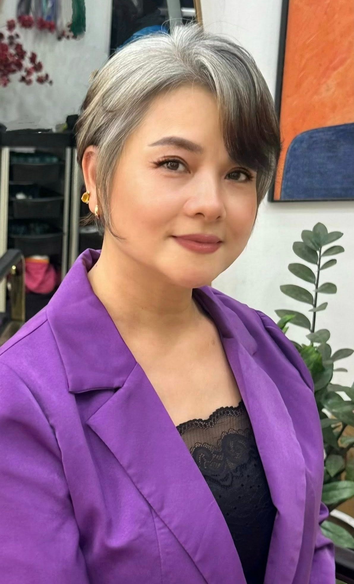 NSND Thu Quế hiện tại để tóc bạc tự nhiên.