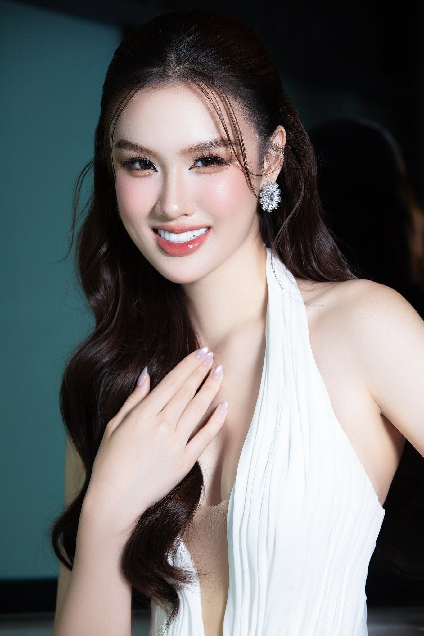 Đại diện Việt Nam - Trịnh Mỹ Anh nằm trong nhóm thí sinh tiềm năng của châu Á. Trịnh Mỹ Anh sinh năm 2003, quê Hà Nội, cao 1,75 m, số đo 85-64-95 cm, gương mặt thanh thoát cùng nụ cười sáng. Cô theo học tại Đại học Thương mại Hà Nội, thành thạo tiếng Anh (IELTS 7.0), từng đạt giải Nhì cuộc thi Hùng biện tiếng Anh và Học sinh thanh lịch thời phổ thông. Năm 2025, người đẹp đạt danh hiệu Á hậu 3 Miss Earth Vietnam và được cử đi thi Hoa hậu Trái Đất 2025.