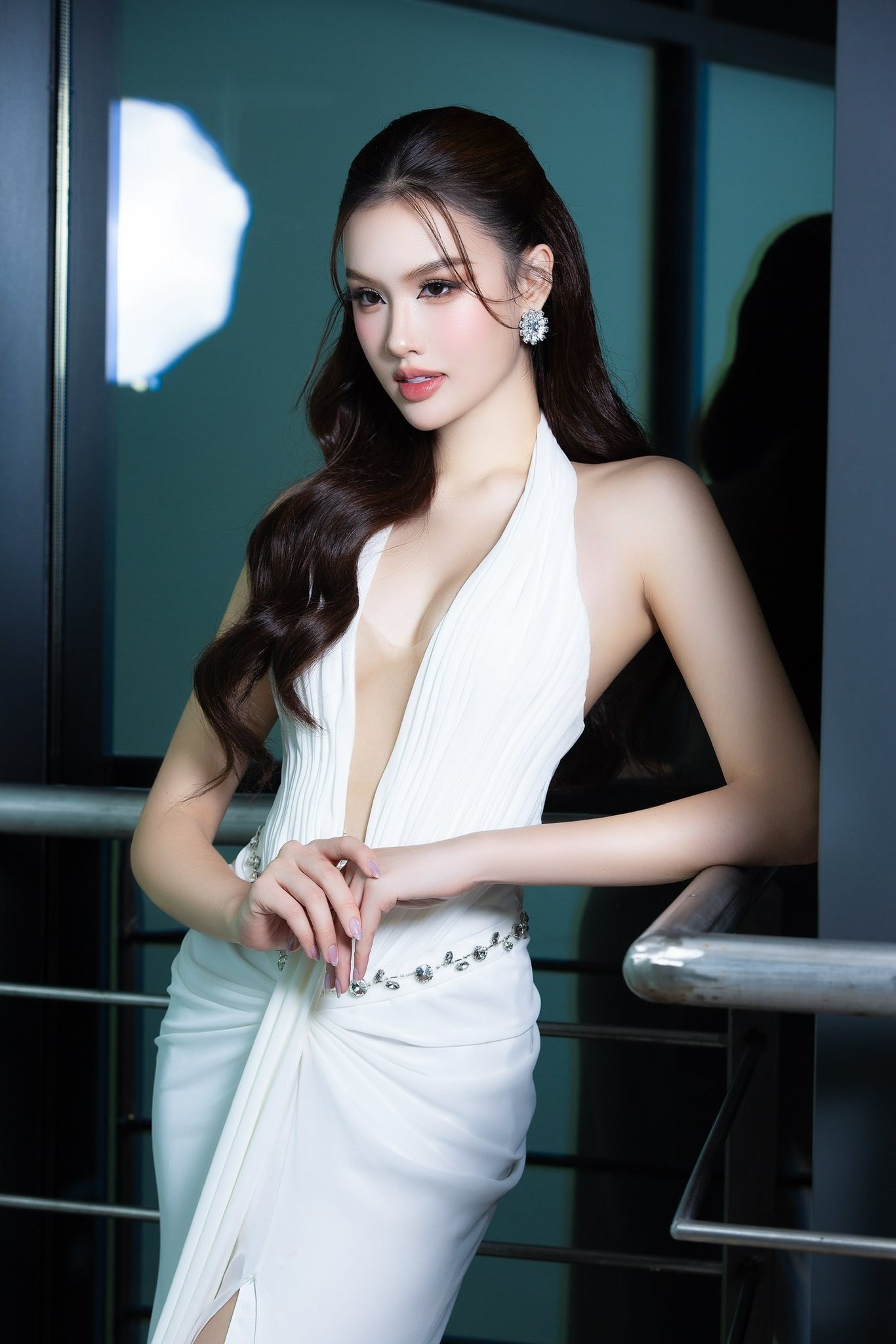 Đại diện Việt Nam - Trịnh Mỹ Anh nằm trong nhóm thí sinh tiềm năng của châu Á. Trịnh Mỹ Anh sinh năm 2003, quê Hà Nội, cao 1,75 m, số đo 85-64-95 cm, gương mặt thanh thoát cùng nụ cười sáng. Cô theo học tại Đại học Thương mại Hà Nội, thành thạo tiếng Anh (IELTS 7.0), từng đạt giải Nhì cuộc thi Hùng biện tiếng Anh và Học sinh thanh lịch thời phổ thông. Năm 2025, người đẹp đạt danh hiệu Á hậu 3 Miss Earth Vietnam và được cử đi thi Hoa hậu Trái Đất 2025.