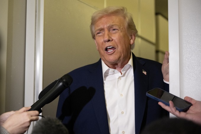 Tổng thống Mỹ Donald Trump trả lời phỏng vấn phóng viên trên chuyên cơ Không lực Một ngày 24/10. Ảnh: AFP