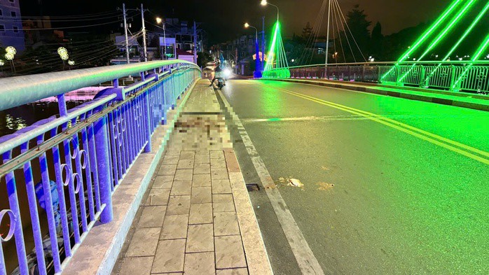Đoạn giữa cầu Dục Thanh, nơi hai anh em bán bánh chiên bị đâm thương vong. Ảnh: DT