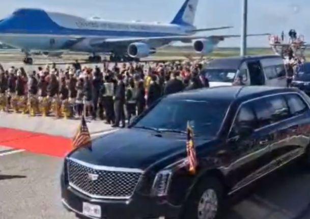 Ông Donald Trump lên chiếc "Quái thú" để đến địa điểm tổ chức hội nghị thượng đỉnh ASEAN. Ảnh: The Star