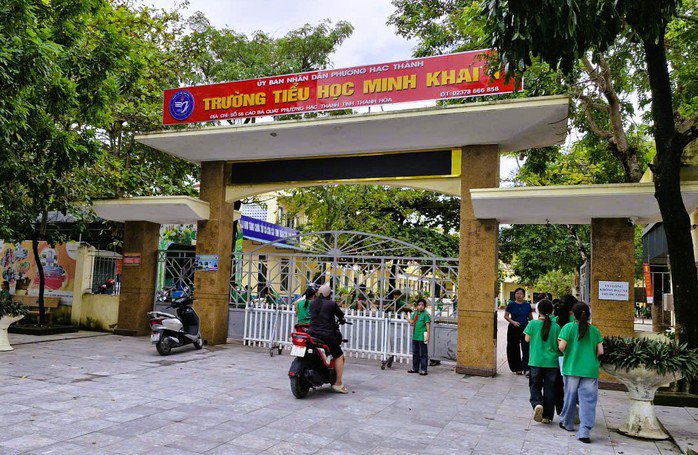 Việc thu chi đầu năm, huy động xã hội hóa vẫn là những vấn đề nóng được phụ huynh học sinh quan tâm mỗi khi năm học mới bắt đầu. Ảnh: Tuấn Minh