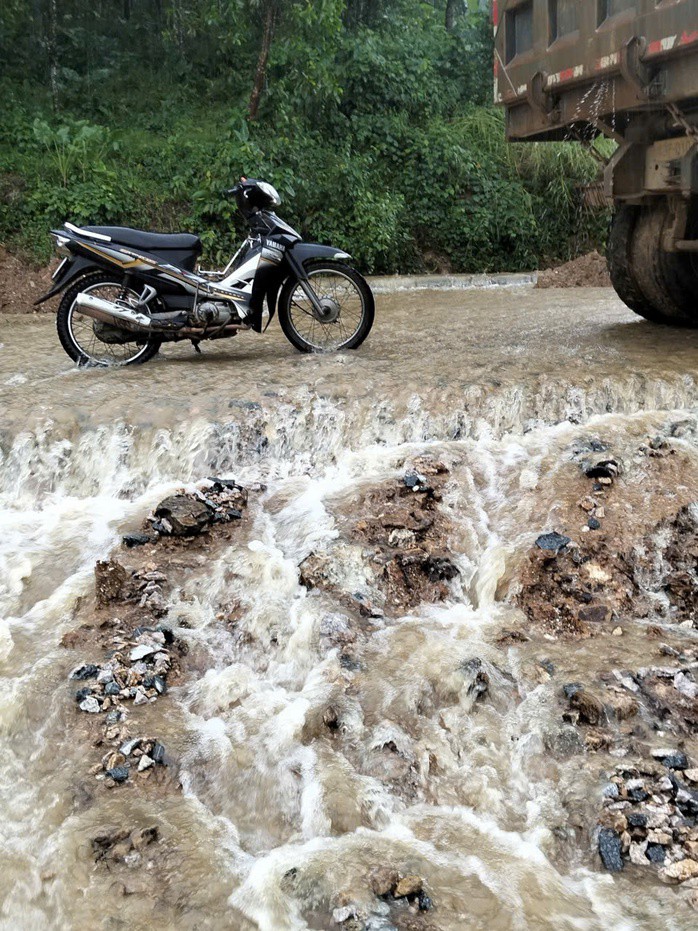 CLIP: Mưa lớn nước đổ như thác ở Đà Nẵng, thủy điện xả lũ lên tới 4.500 m3/giây - 2