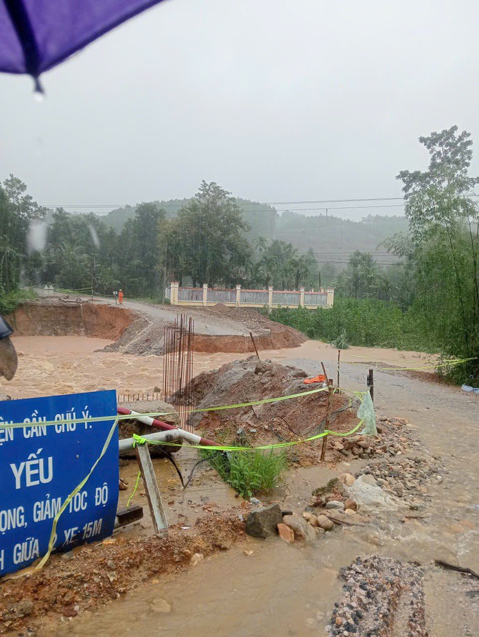 Mưa lớn gây sạt lở, chia cắt giao thông