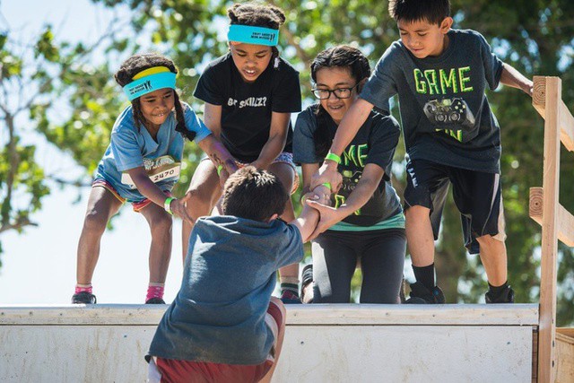 Khi con thất bại, cha mẹ đừng vội nói về đúng sai, mà hãy nói nhiều hơn về "làm thế nào để lần sau tiến bộ hơn". Ảnh minh họa