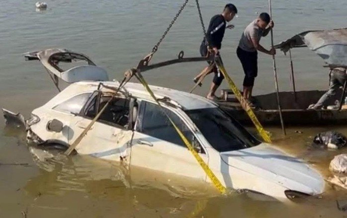 Xe ô tô được tìm thấy trong tình trạng hư hỏng nặng. Ảnh: MXH