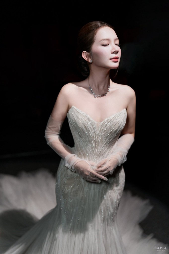 Ngọc Huyền khoe vẻ gợi cảm với váy cúp ngực, bó sát trong bộ ảnh thực hiện ở nhà hát kịch.