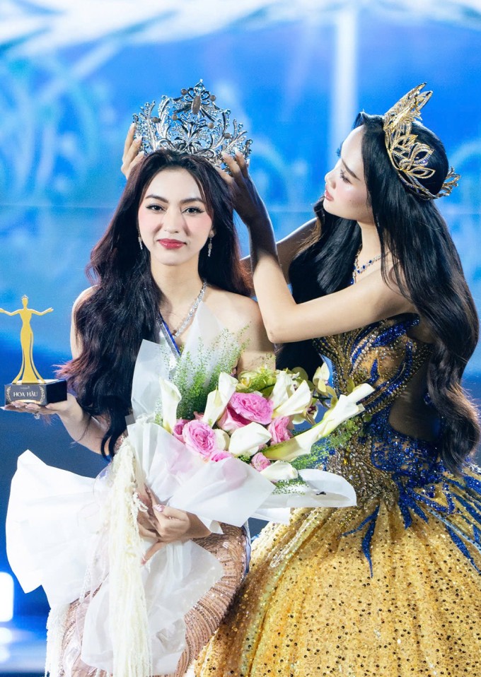Hoa hậu Sinh viên Việt Nam 2024 Dương Trà Giang trao vương miện cho Hoàng Ngọc Như trong đêm chung kết.
