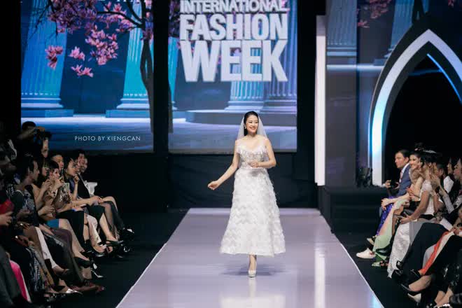 MC Phí Linh từng trở thành MC và người mẫu sải bước trên sàn catwalk tại Tuần lễ thời trang Quốc tế Việt Nam 2022. Ảnh VTV