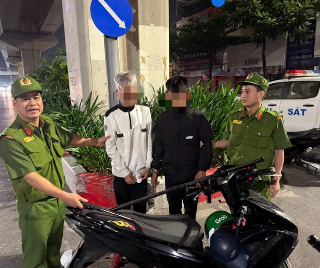 Cảnh sát 113 khống chế 2 nam thanh niên mang theo hung khí