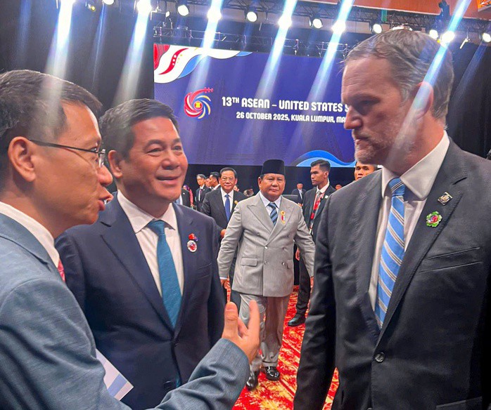 Bên lề Hội nghị Cấp cao ASEAN - Mỹ lần thứ 13, Bộ trưởng Bộ Công Thương Nguyễn Hồng Diên đã có cuộc gặp gỡ với Trưởng Đại diện Thương mại Mỹ (USTR) Jamieson Greer, trao đổi thống nhất đẩy nhanh tiến độ để đi tới kết thúc đàm phán, hướng đến hoàn thành Hiệp định thương mại đối ứng, công bằng và cân bằng. Ảnh: Nguyên Minh