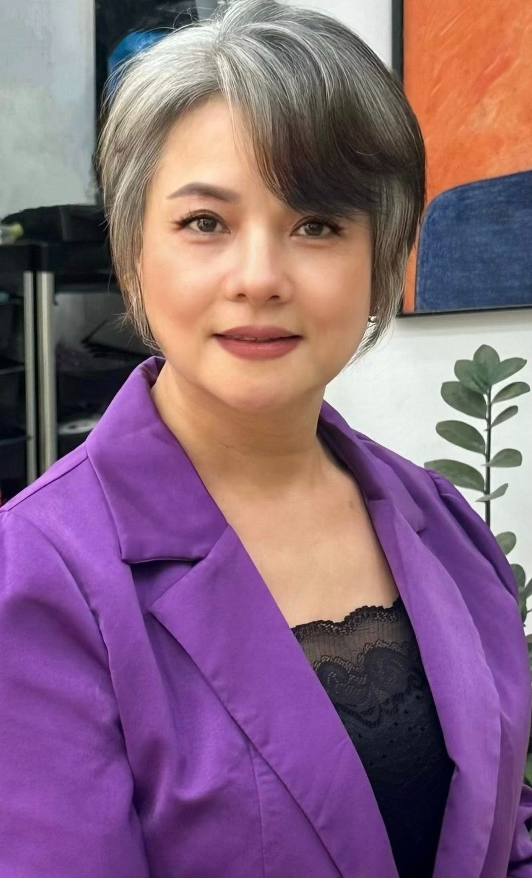 NSND Thu Quế hiện tại để tóc bạc tự nhiên.