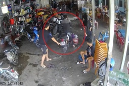 Clip: Thử xe máy như phim hành động, thanh niên lao thẳng vào trong nhà