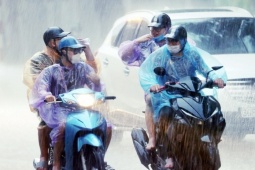 Trung và Nam Bộ mưa rất to, miền Bắc nhiều nơi trời rét