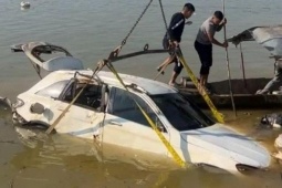 Tin tức trong ngày - Xe sang Mercedes “mất tích” nhiều ngày trong trận lũ lụt kinh hoàng được tìm thấy dưới sông