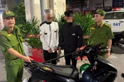 Cảnh sát phản ứng nhanh khống chế hai đối tượng mang hung khí hành hung người đi đường