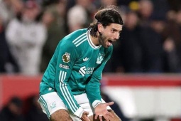 Liverpool sụp đổ có hệ thống: Slot rời xa bản sắc của Klopp, dẫm vết xe đổ của Man City