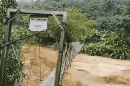CLIP: Mưa lớn nước đổ như thác ở Đà Nẵng, thủy điện xả lũ lên tới 4.500 m3/giây