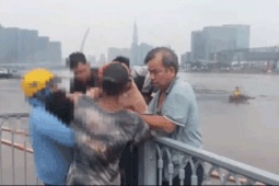 Nhiều phút căng thẳng ngăn nam thanh niên định nhảy sông tự tử ở phường Sài Gòn