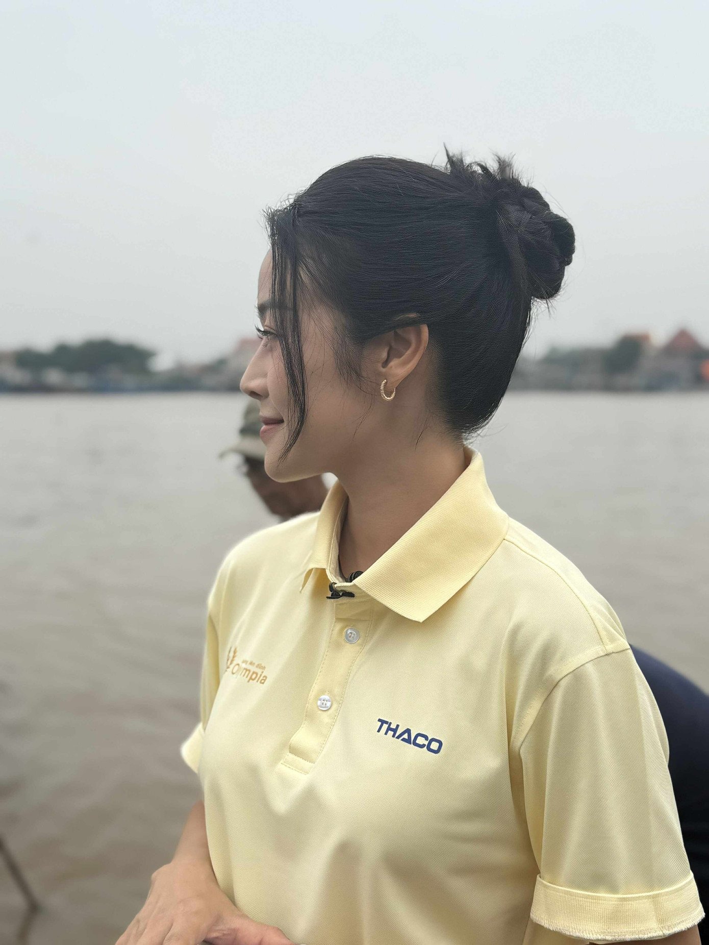 MC Phí Linh trong buổi tổng duyệt tại điểm cầu Đồng Tháp sáng 25/10.