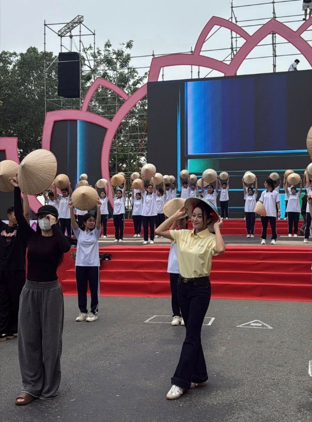 MC Phí Linh trong buổi tổng duyệt tại điểm cầu Đồng Tháp sáng 25/10.