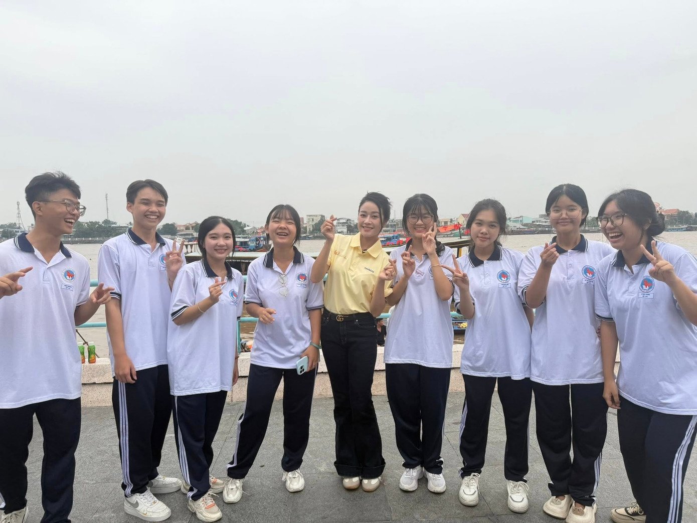 MC Phí Linh trong buổi tổng duyệt tại điểm cầu Đồng Tháp sáng 25/10.