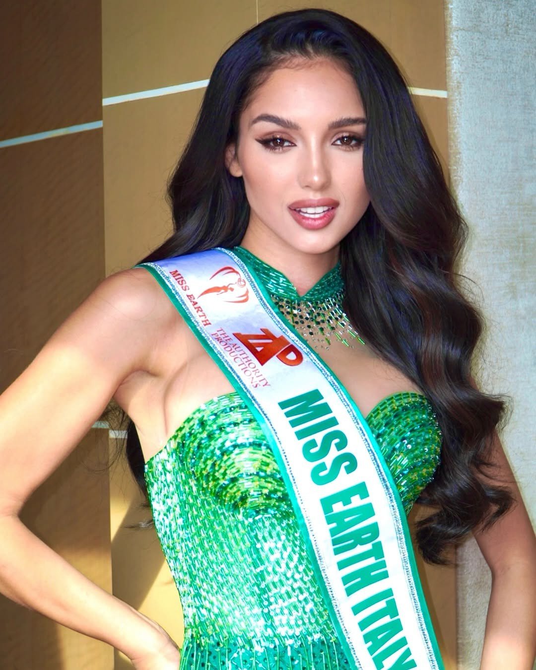 Đại diện Italia - Natalia Guglielmo được nhiều chuyên trang dự đoán đăng quang. Cô 24 tuổi, là diễn viên, người mẫu chuyên nghiệp, từng đăng quang danh hiệu Hoa hậu châu Âu 2023. Natalia Guglielmo là người đẹp có sức ảnh hưởng trên mạng xã hội, với trang cá nhân có 150.000 người theo dõi. Cô từng tham dự nhiều sự kiện lớn ở châu Âu như Liên hoan phim Cannes.