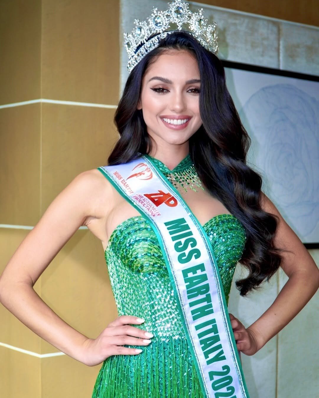 Đại diện Italia - Natalia Guglielmo được nhiều chuyên trang dự đoán đăng quang. Cô 24 tuổi, là diễn viên, người mẫu chuyên nghiệp, từng đăng quang danh hiệu Hoa hậu châu Âu 2023. Natalia Guglielmo là người đẹp có sức ảnh hưởng trên mạng xã hội, với trang cá nhân có 150.000 người theo dõi. Cô từng tham dự nhiều sự kiện lớn ở châu Âu như Liên hoan phim Cannes.