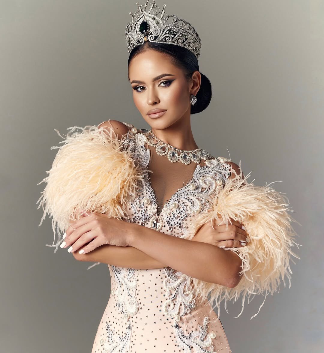 Đại diện Nga - Elizaveta Guryanova được xem là ứng viên sáng giá của khu vực châu Âu. Elizaveta là vận động viên chuyên nghiệp, ca sĩ và nhà sáng lập của thương hiệu thời trang sinh thái, ủng hộ trang phục dạ hội bền vững. Với hơn 15 năm kinh nghiệm trong lĩnh vực khiêu vũ thể thao, cô đã nắm giữ nhiều danh hiệu quốc tế. Người đẹp tốt nghiệp ngành Ngoại giao Thể thao và Điện ảnh - Truyền hình, thông thạo tiếng Anh và tiếng Pháp
